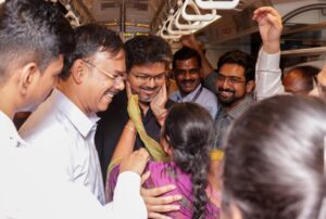 “மெட்ரோ ரயிலில் சாதா பயணியாக முதல்வர் விஜய்!” – அதிகாரிகளுடன் அதிரடி ஆய்வு; மக்கள் உற்சாக வரவேற்பு!