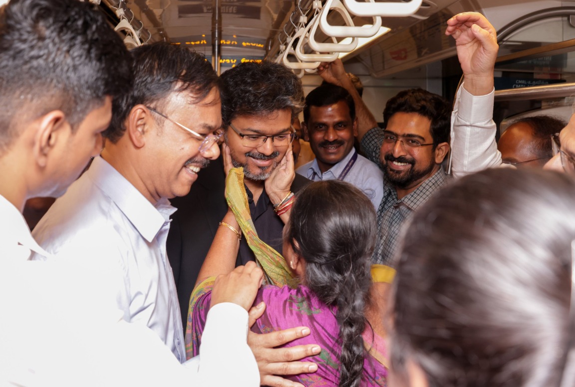 “மெட்ரோ ரயிலில் சாதா பயணியாக முதல்வர் விஜய்!” – அதிகாரிகளுடன் அதிரடி ஆய்வு; மக்கள் உற்சாக வரவேற்பு!