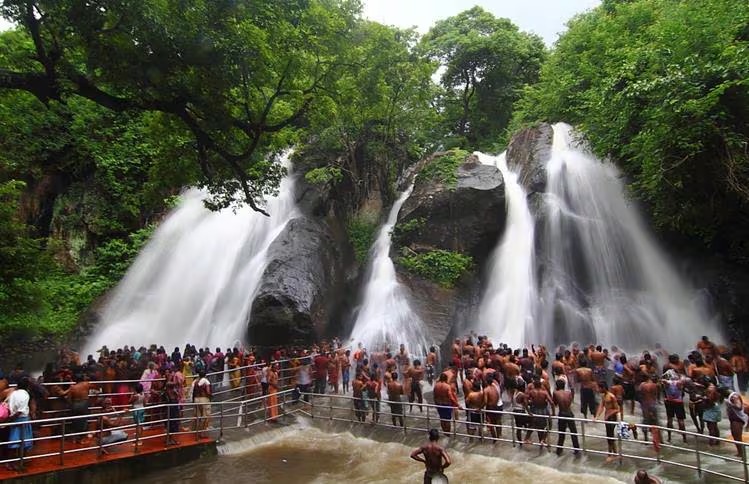 குற்றாலத்தில் நீர்வரத்து சீரானது : அருவிகளில் குளிக்க சுற்றுலாப் பயணிகளுக்கு இன்று மீண்டும் அனுமதி!