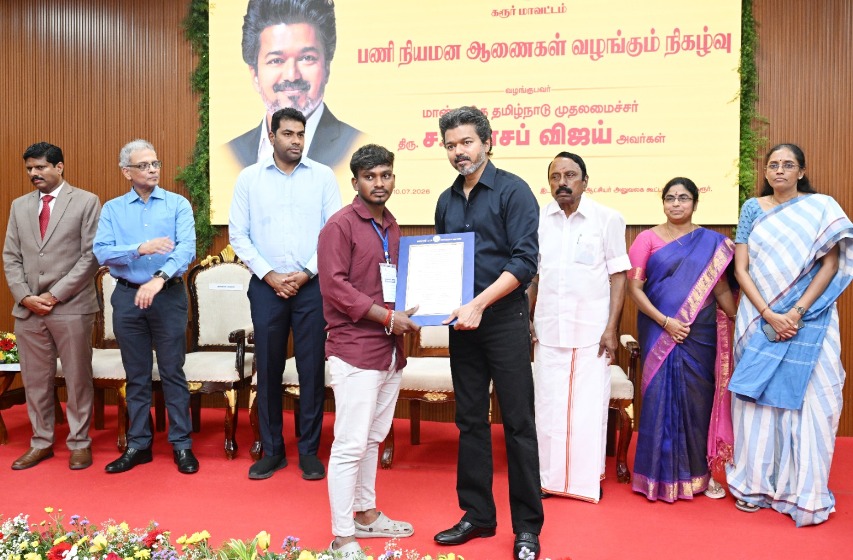கரூர் கூட்ட நெரிசலில் பலியானோர் குடும்பங்கள் 31 பேருக்கு அரசு வேலை: நேரில் வழங்கினார் முதல்வர் விஜய்!