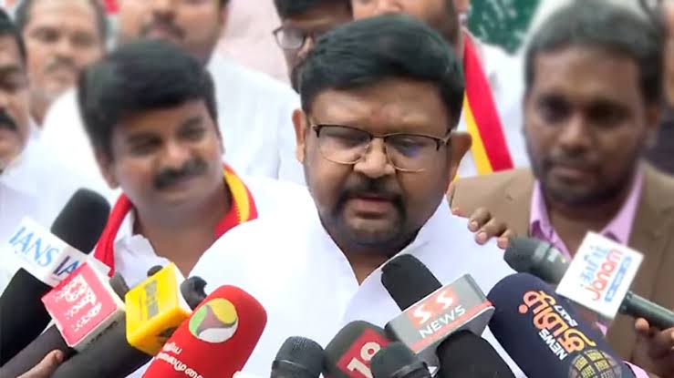 முன்னாள் அமைச்சர் வைகைச்செல்வன் தவெகவில் ஐக்கியம் : எடப்பாடி பழனிசாமிக்கு அதிர்ச்சியளித்து முதல்வர் விஜய்யுடன் சந்திப்பு!
