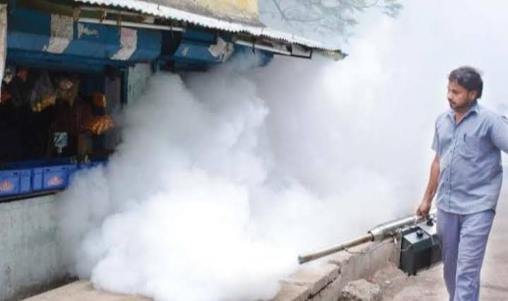கிளாம்பாக்கத்தில் டெங்கு விழிப்புணர்வு: வீடு வீடாகச் சென்ற நகராட்சி ஊழியர்கள்