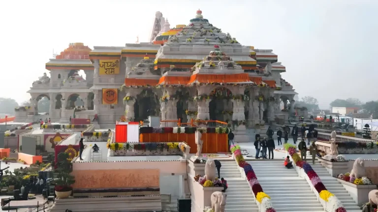 பத்ரிநாத் கோவில் உண்டியல் பணம் திருட்டு சர்ச்சை : ஊழியர்களுக்கு ஸ்ரீபத்ரிநாத் - கேதார்நாத் கமிட்டி நோட்டீஸ்!