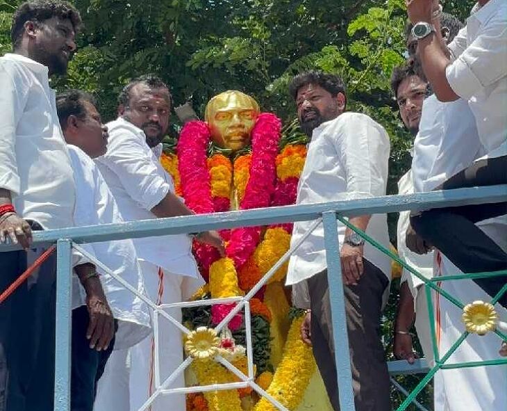 காமராஜருக்கு  எம்.எல்.ஏ. தியாகராஜன் மரியாதை