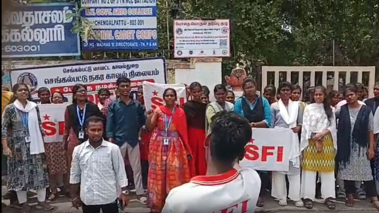 நீட் தேர்வுக்கு எதிர்ப்பு: செங்கல்பட்டில்  வகுப்புப் புறக்கணித்து போராட்டம்
