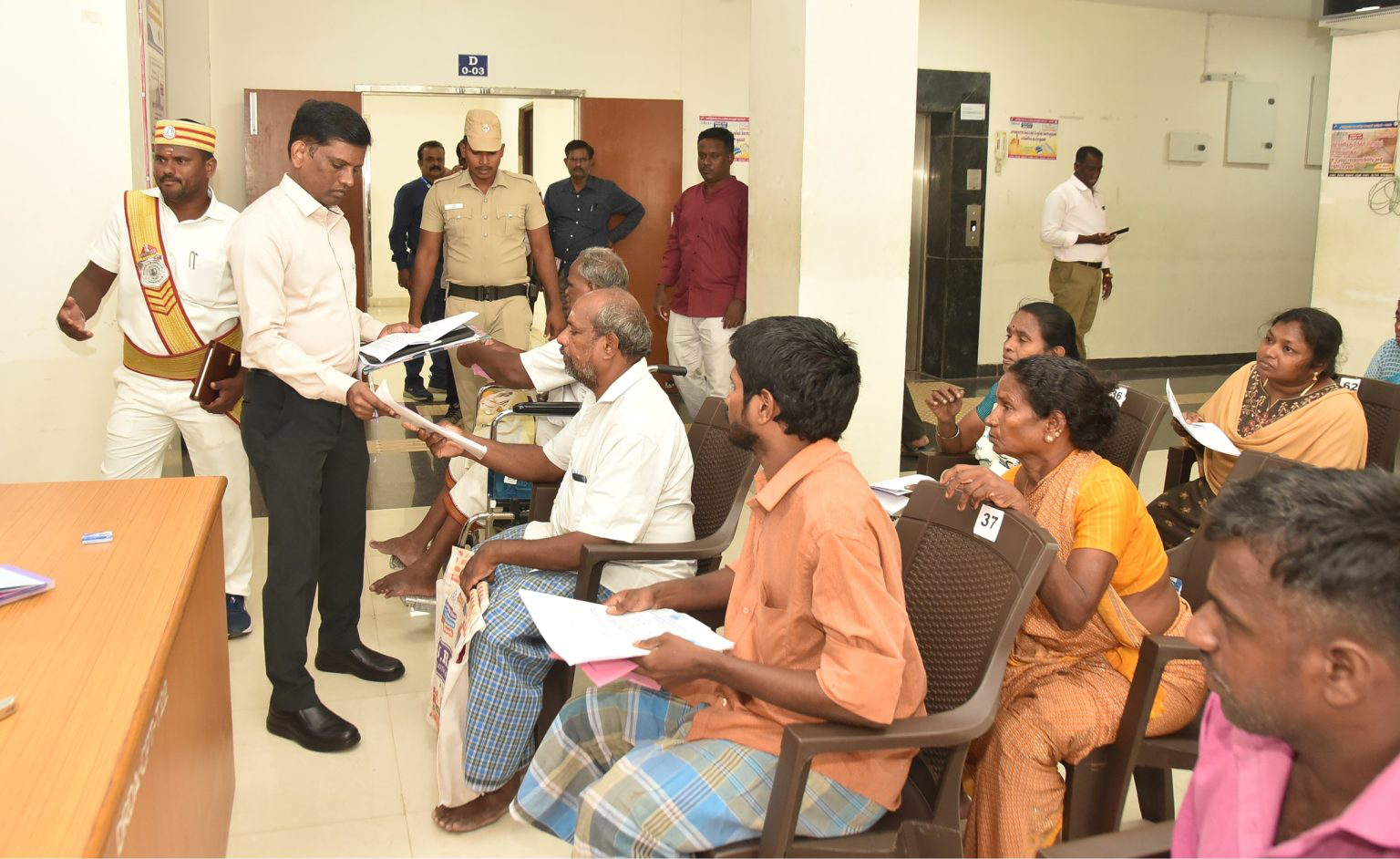 செங்கல்பட்டில் மக்கள் நலன் காக்கும் நாள்:  மனுக்களை பெற்ற ஆட்சியர்