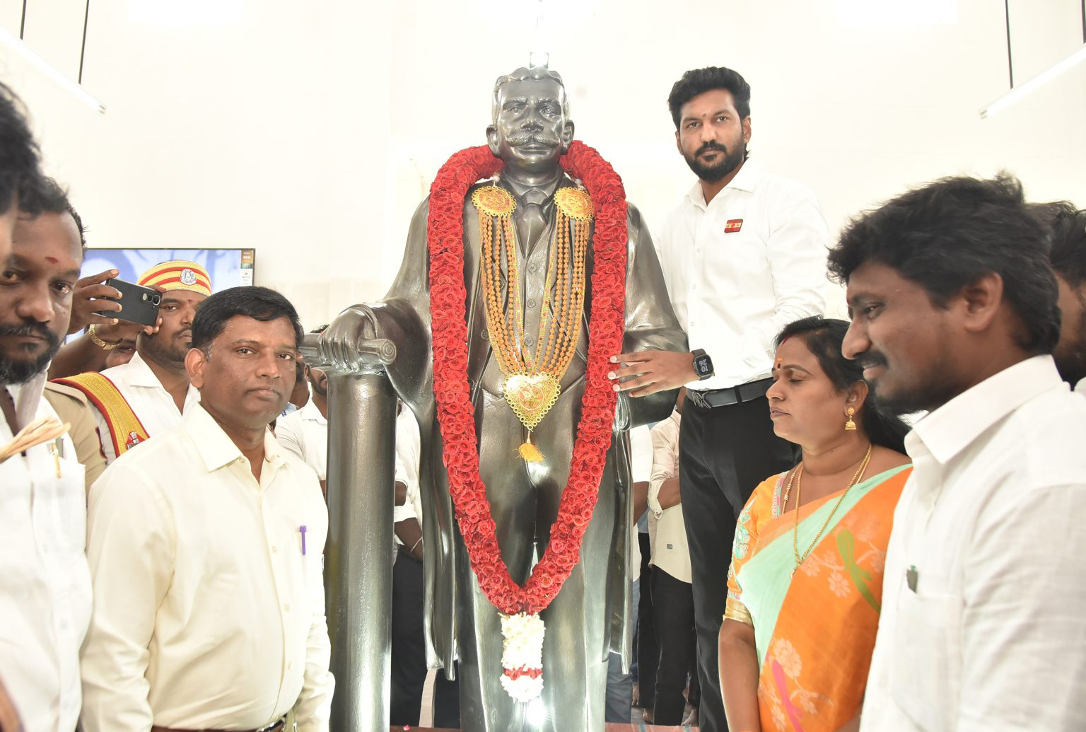 இரட்டைமலை சீனிவாசன் பிறந்தநாள்:  அமைச்சர்  மரியாதை