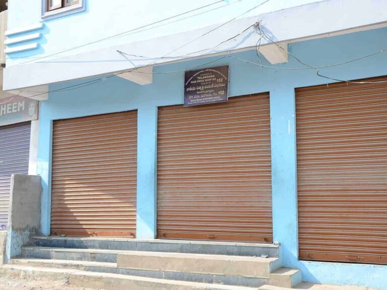 பாழடைந்த நகராட்சி கட்டடக் கடைகள் மூடல்