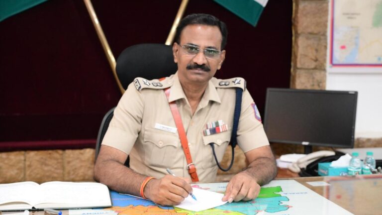 காரில் தொங்கிட்டு போனா சீஸ் தான் - மலைப்பாதையில் சாகசம் காட்டும் வாலிபர்களுக்கு எஸ்பி ஜெயக்குமார் செக்!