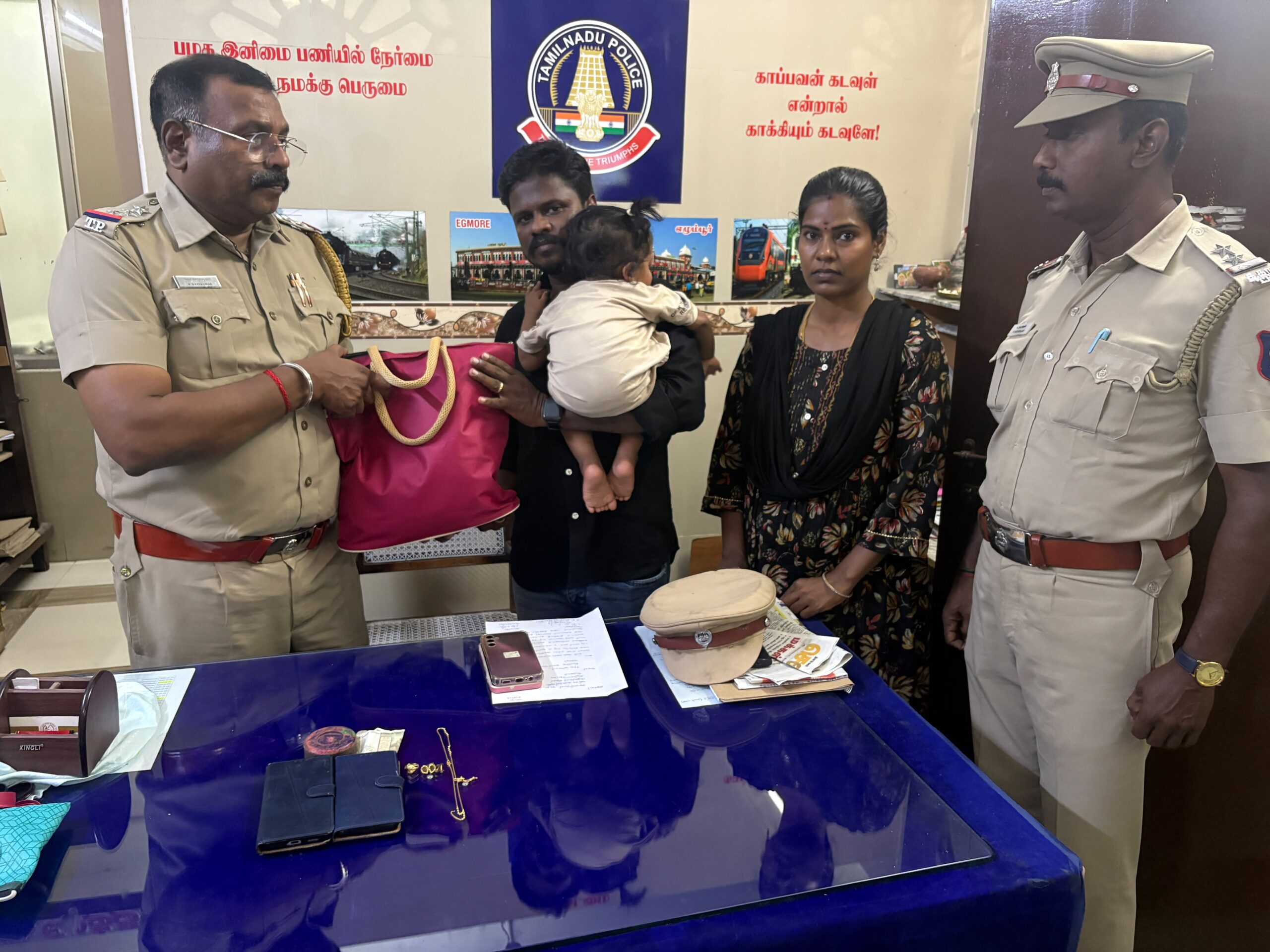 பூங்கா ரயில் நிலையத்தில் தவறவிட்ட நகை, போன் மீட்பு: பொன்னேரி தம்பதியிடம் ஒப்படைப்பு!
