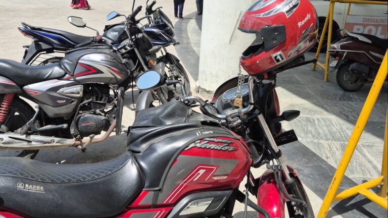 ஹெல்மெட்டுக்குச் சங்கிலி பூட்டு: செங்கல்பட்டு ஆட்சியர் அலுவலகத்தில் 'அந்நியன்' பாணி விசித்திரம்!