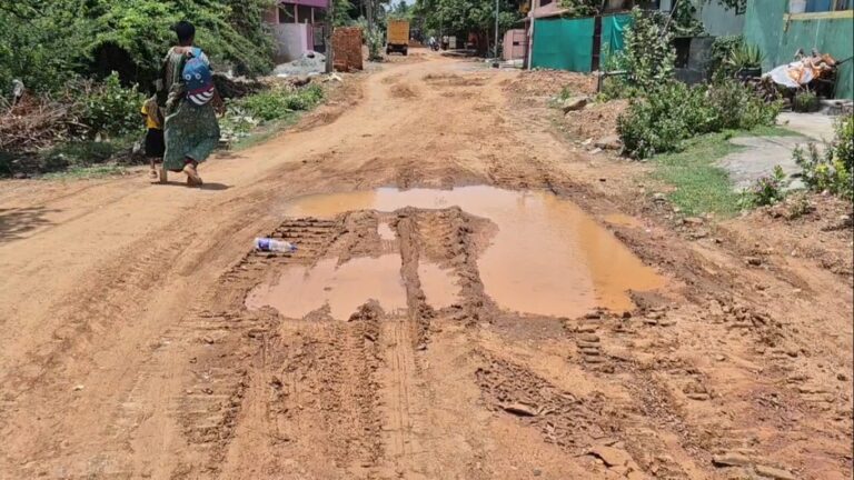 "விஜய் மாமா ரோடு போட்டுத் தாங்க": சாலையில் இறங்கி கதறிய பள்ளி குழந்தைகள்!