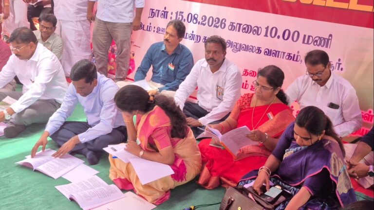 ஆட்சியர் முன்னிலையில் இன்ஸ்டா ரீல்ஸ் பார்த்த கல்வி அலுவலர்: கிராம சபை கூட்டத்தில் பரபரப்பு!