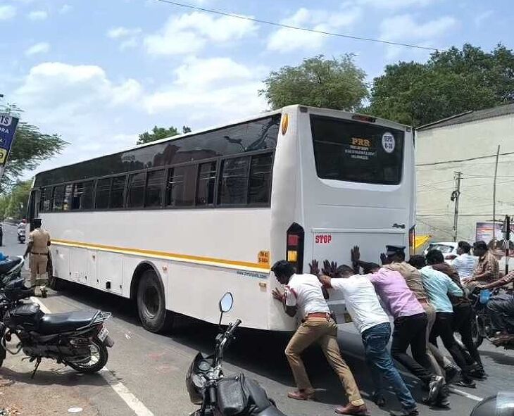 நடுவழியில் நின்ற தனியார் ஆலை பேருந்து... தள்ளு தள்ளு தள்ளு...