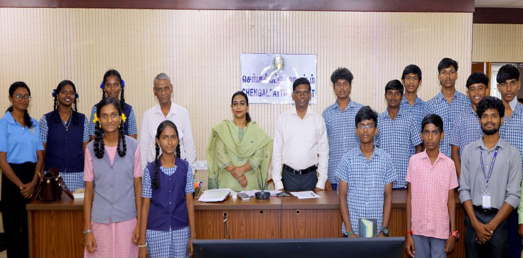 மாணவர்களுடன் உரையாடிய ஆட்சியர்: கனவுகளை நனவாக்க ஊக்கமளிப்பு
