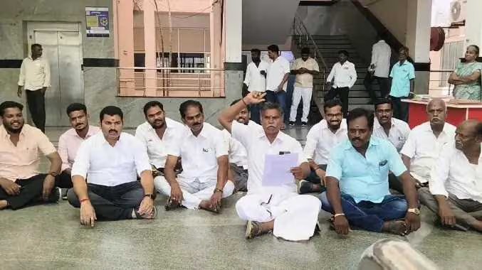 மறைமலைநகர் நகராட்சியில் திமுக கவுன்சிலர் திடீர் தர்ணா: தலைவர் மீது பகிரங்க புகார்!