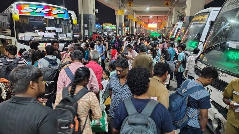கிளாம்பாக்கம் பேருந்து நிலையத்தில் அலைமோதும் பயணிகள் கூட்டம்: 455 சிறப்பு பேருந்துகள் இயக்கம்!