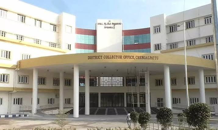 செங்கல்பட்டு ஆட்சியர் அலுவலகத்தில் அராஜகம்: மனுதாரர் மீது தாக்குதல்; செய்தியாளருக்கு ஆட்சியர் மிரட்டல்!