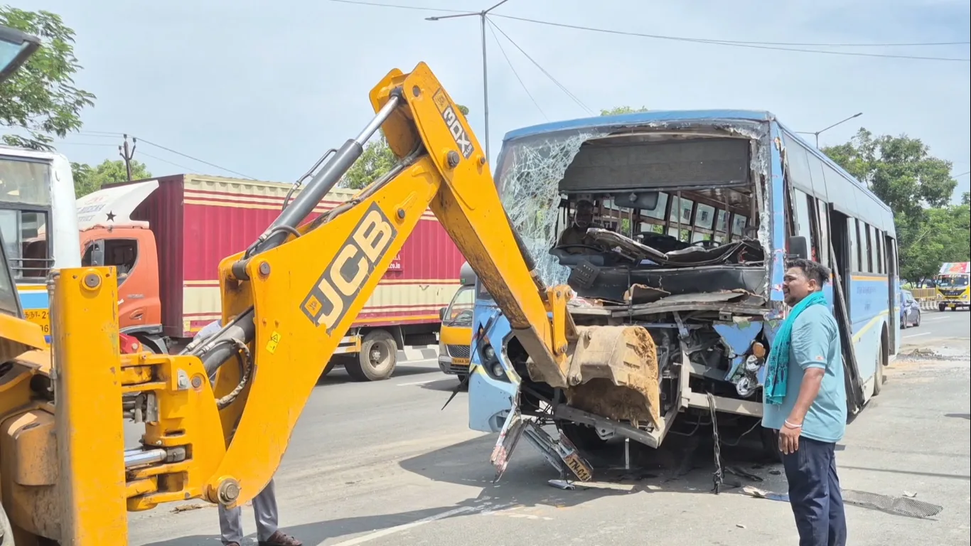காட்டாங்குளத்தூர் அருகே கோர விபத்து – தண்ணீர் லாரி மீது மாநகரப் பேருந்து மோதி…