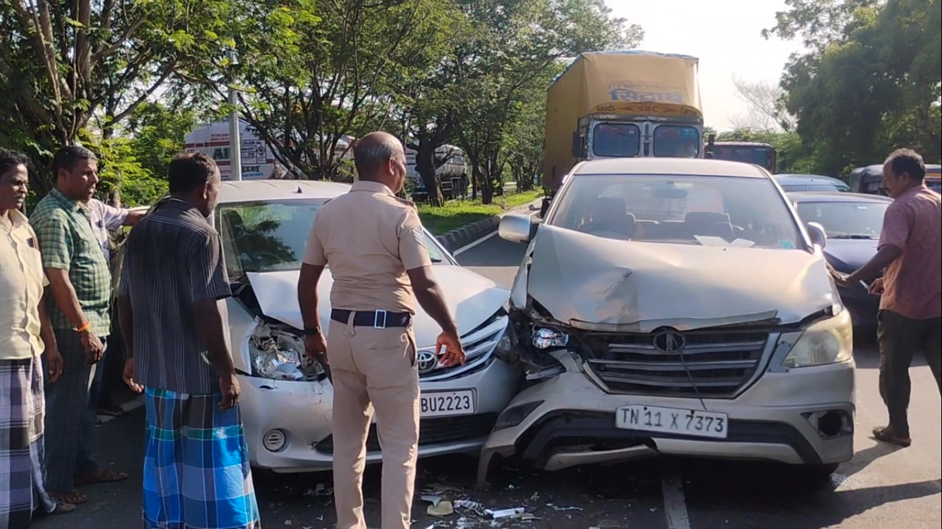 செங்கல்பட்டு புறவழிசாலையில் 4 கார்கள் அடுத்தடுத்து மோதி விபத்து