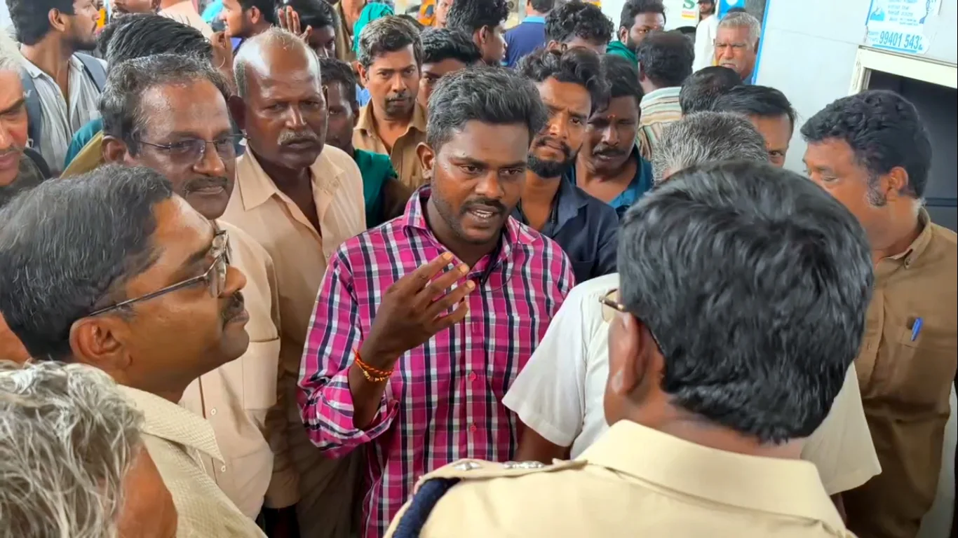 கிளாம்பாக்கத்தில் குளறுபடி – போக்குவரத்துத்துறை செயலாளரை முற்றுகையிட்ட பயணிகள்
