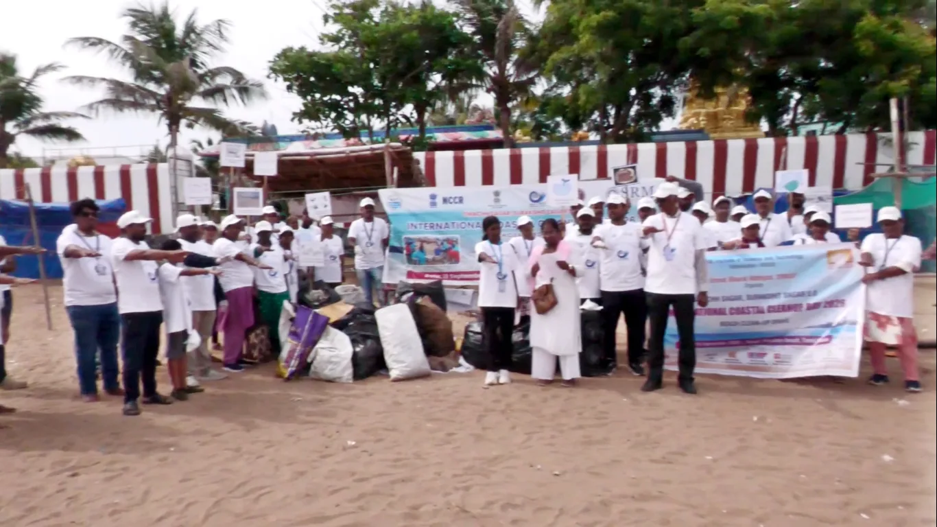கோவளம் கடற்கரையில் தூய்மைப் பணி – 120க்கும் மேற்பட்ட மாணவர்கள் பங்கேற்பு