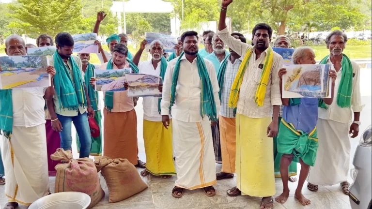 நெல் கொள்முதல் நிலையம் கோரி போராட்டம் - மூட்டைகளை சுமந்து முழக்கம்