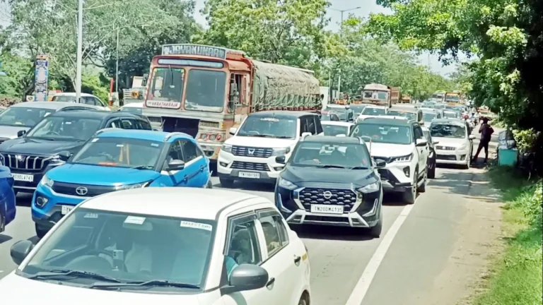 காலாண்டு விடுமுறை எதிரொலி - மதுராந்தகம் அருகே 5 கி.மீ. போக்குவரத்து நெரிசல்