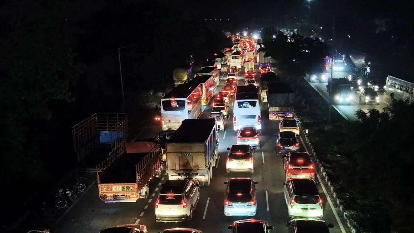 மதுராந்தகம் தேசிய நெடுஞ்சாலையில் போக்குவரத்து நெரிசல் – வாகன ஓட்டிகள் அவதி