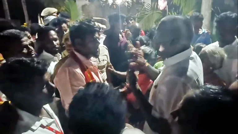 தவெக வேட்பாளருக்கு எதிர்ப்பு - செய்தியாளர்களின் கைப்பேசி பறிப்பு