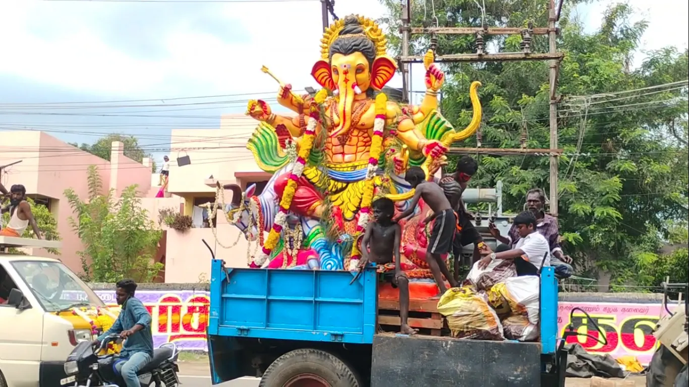 செங்கல்பட்டில் 40 விநாயகர் சிலைகள் ஊர்வலம் – மகாபலிபுரம் கடற்கரையில் கரைப்பு