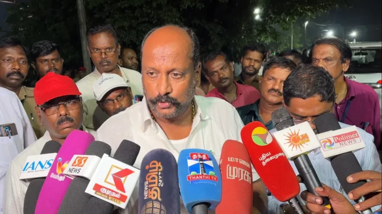 கிளாம்பாக்கத்தில் கூட்ட நெரிசல் ஏன்? - 4,708 பேருந்துகள், 500 இருக்கைகள்... அமைச்சர் சொன்ன தகவல்!
