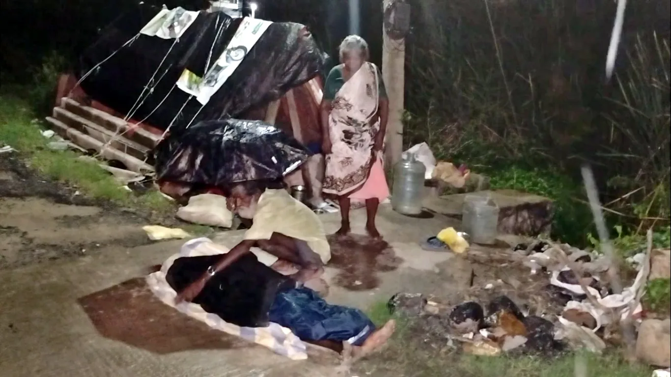 சொகுசு கார் மோதி முதியவர் பலி! – சாலையில் உடலுக்கு குடை பிடித்த நண்பரின் கண்ணீர்