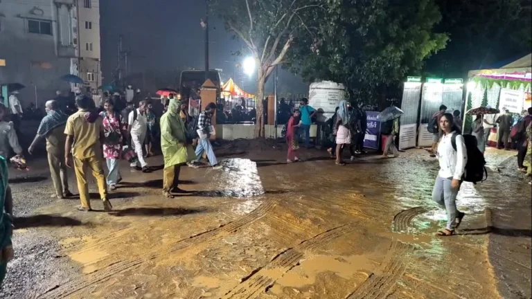 பேருந்து நிலையமா... சேற்றுக் காடா? - மறைமலைநகரில் பயணிகள் அவதி!