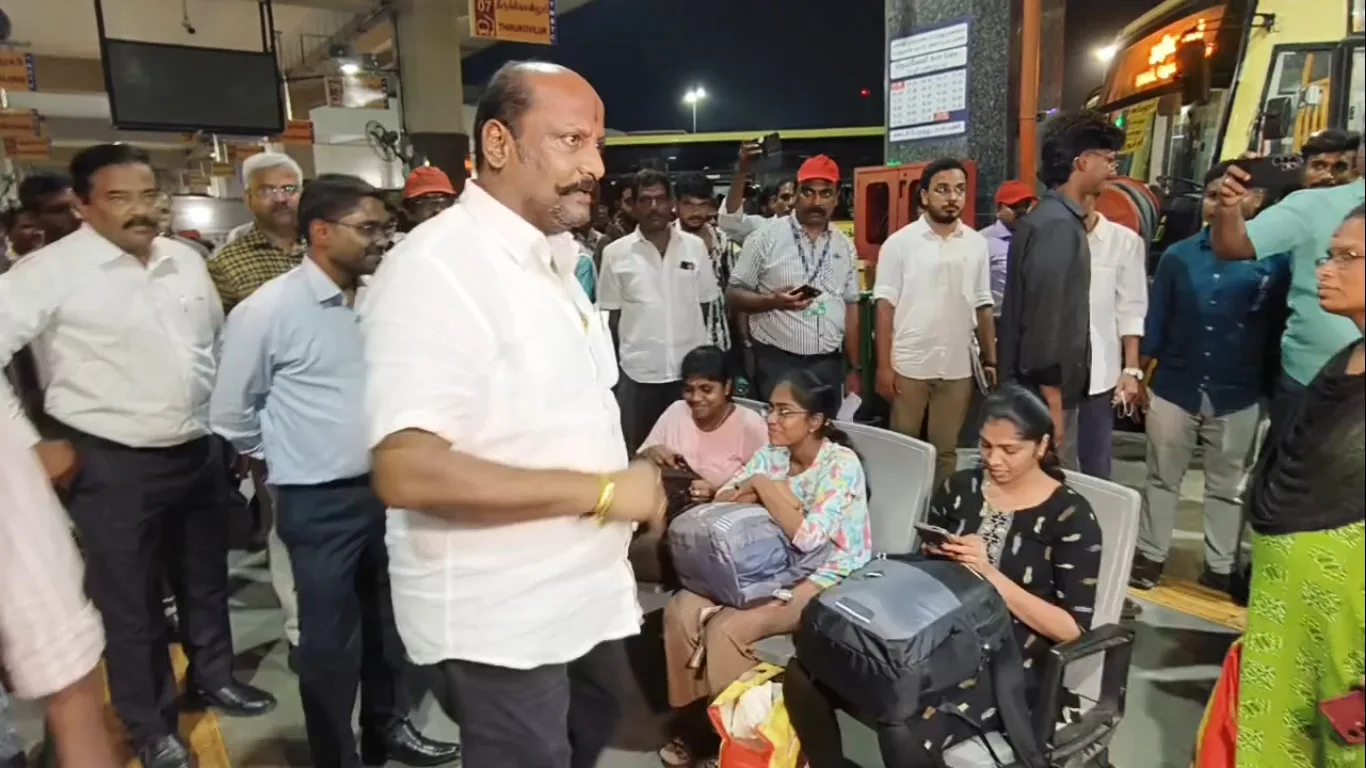 கிளாம்பாக்கம் பேருந்து நிலையத்தில் கூட்டம்… தரையில் அமர்ந்த பயணிகளுக்கு இருக்கை கொடுத்த அமைச்சர்!