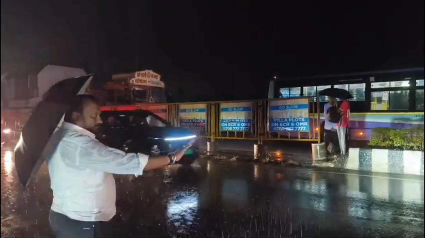 கண்டிகையில் தடம் புரண்ட வாகனம்! – போக்குவரத்தை சீர்செய்த எம்.எல்.ஏ.