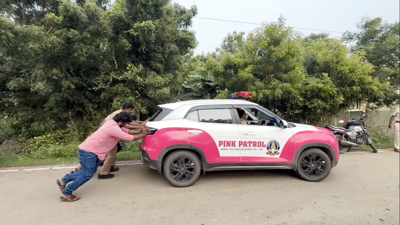 பாதுகாப்புக்கு வந்த Pink Patrol… தள்ளி ஸ்டார்ட் செய்த போலீசார்! – கரும்பூரில் பரபரப்பு