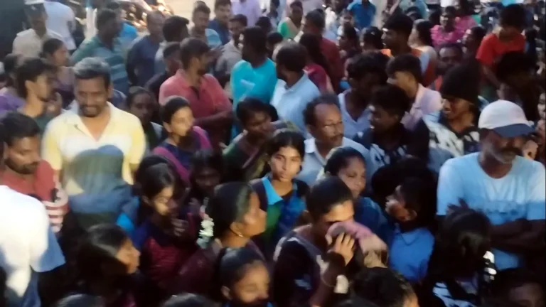 விளையாட்டு மைதானம் பஸ் ஸ்டாண்டா? - மறைமலைநகரில் 100 பேர் போராட்டம்!