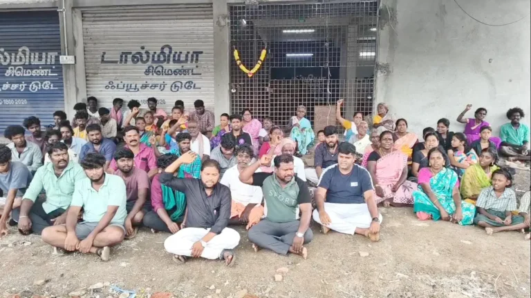 பழவேலி டாஸ்மாக் கடை... வாசலிலேயே அமர்ந்த பெண்கள், குழந்தைகள்!