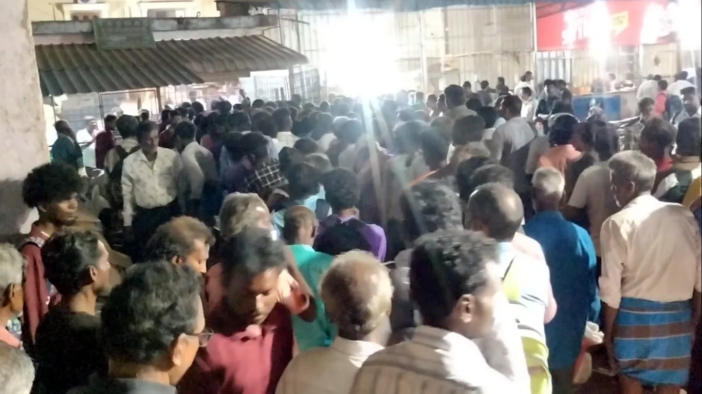 3 நாட்கள் டாஸ்மாக் மூடல் – மதுப்பிரியர்களால் போக்குவரத்து நெரிசல்