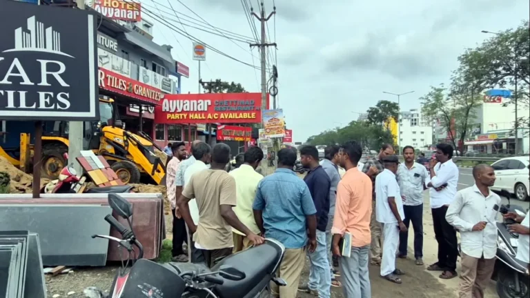மழைநீருக்குப் பாதை... கடைக்காரர்கள் எதிர்ப்பு! - கூடுவாஞ்சேரி வடிகால் ஆக்கிரமிப்பு அகற்றம்